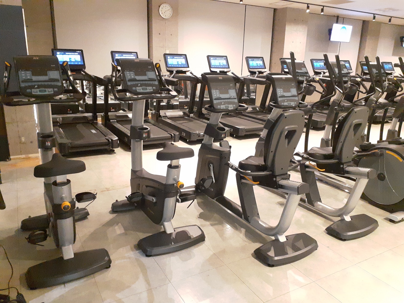 【圧巻のGYM】バイクマシン（自転車マシン）４台