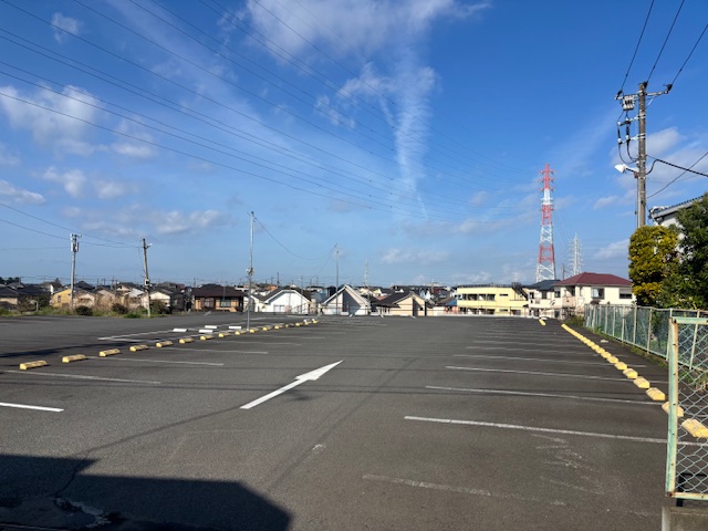 【 無料駐車場 】広々駐車スペースあります！