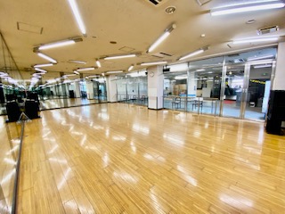 スタジオ(スタジオではキッズダンススクール・空手スクールを実施しています。)