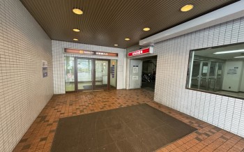 ＜駐輪場＞最初の3時間無料→Aエリア(118台)3時間ごと100円 Bエリア(243台)9時間ごと100円