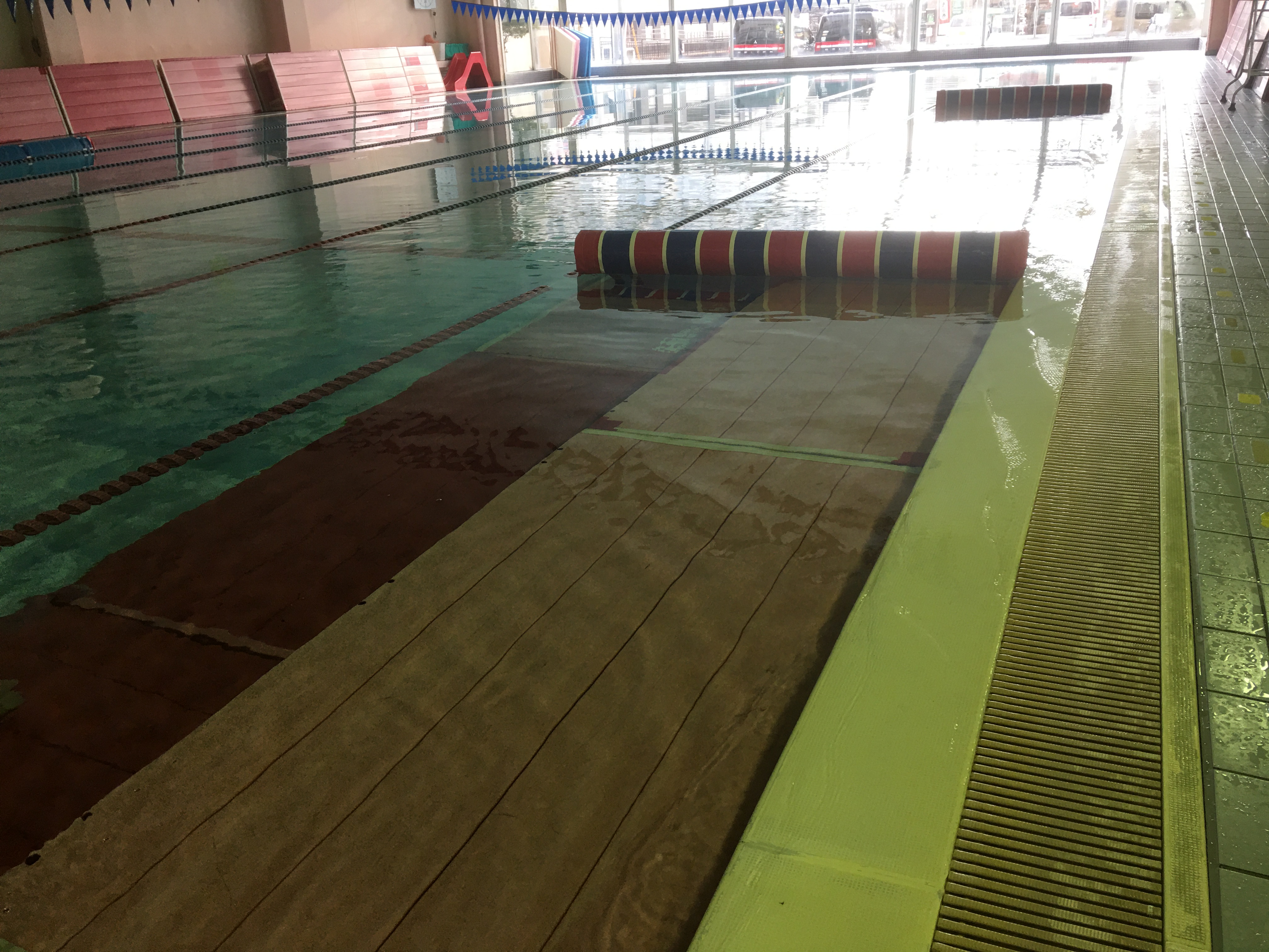 <Pool/Kids Swimming> In the infant class and water acclimatization class, red platforms and stoppers are set up for safety!