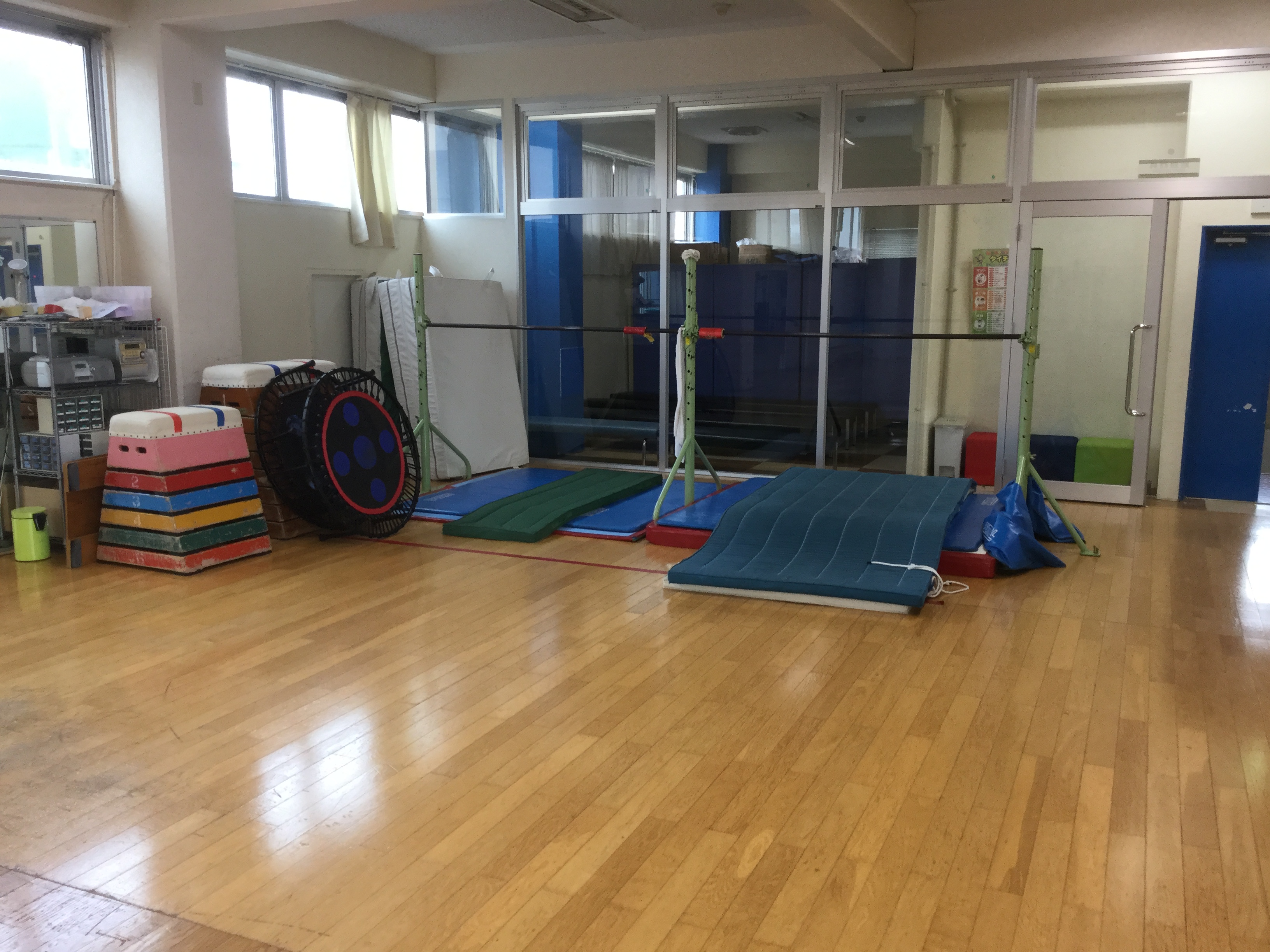 <Studio/Kids Physical Education> Practice 3 types of horizontal bar, mat, and jump box on the air-conditioned floor!