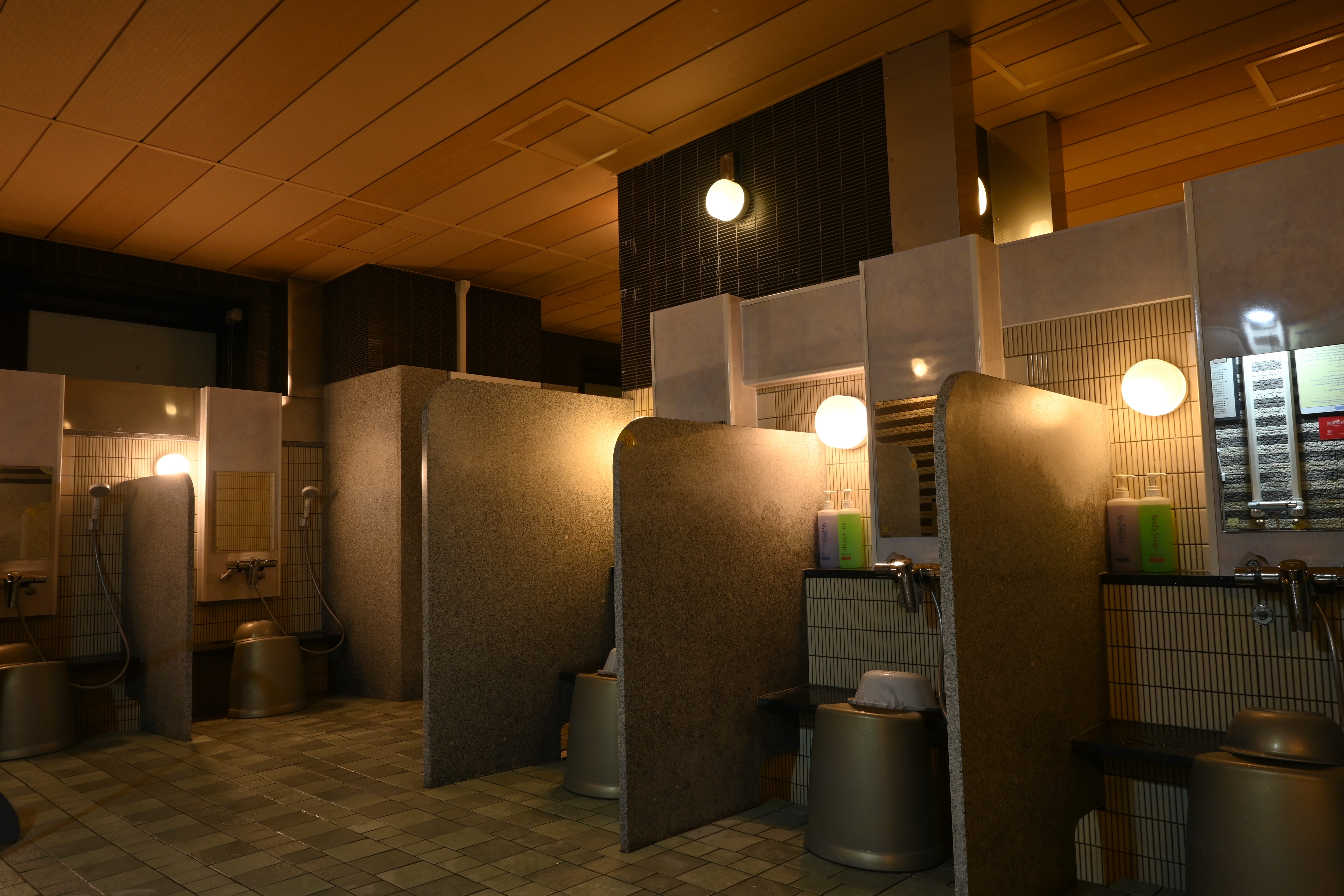 【NEW】カランシャワー（男性13台・女性20台）