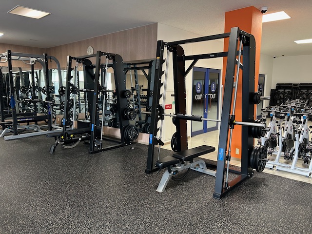 ＜フリーウエイトエリア＞スミスマシン2台。2025年12月導入しました！様々なトレーニングが安全に、効率的に実施できます！