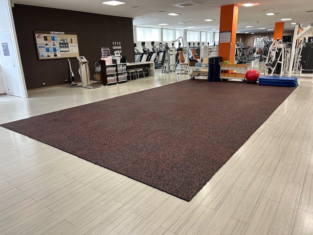 ＜ストレッチエリア：2026年2月 ラバー張替・エリア拡大！＞ストレッチや自重トレーニングなど、ご自由にご利用ください。