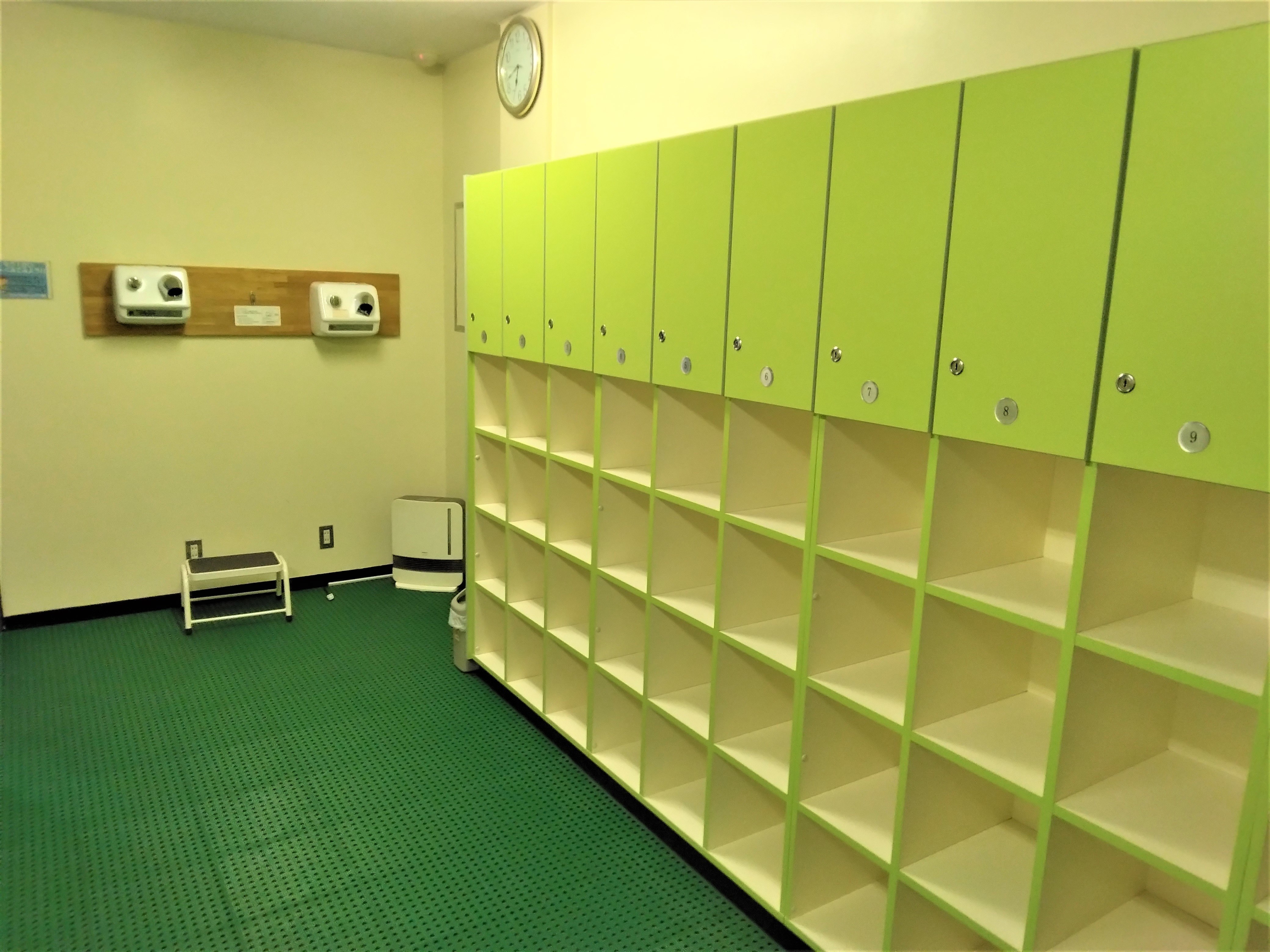 [Boys School Locker] We have lockers exclusively for schools that are directly connected to the pool.