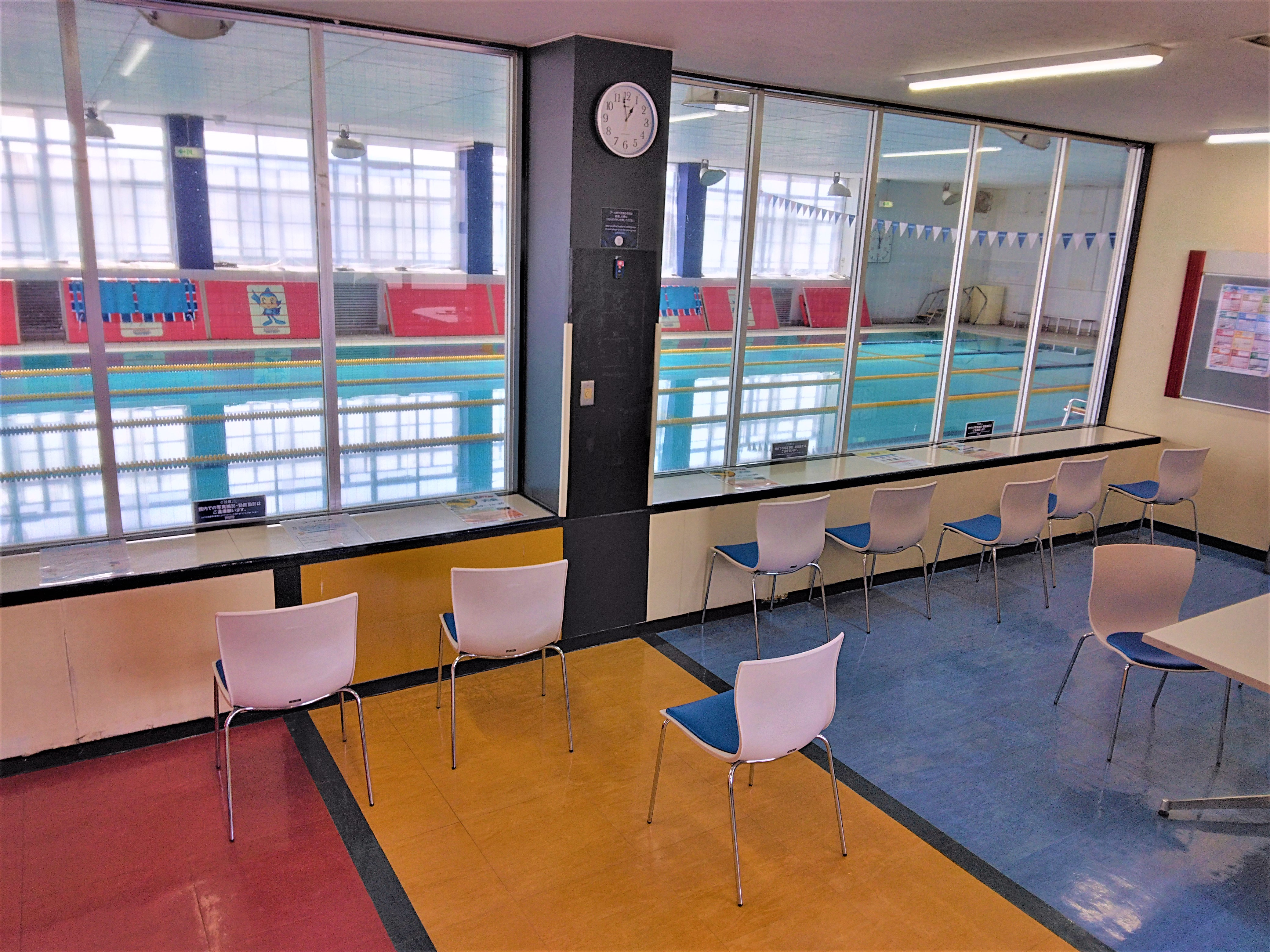 [Pool Gallery] You can see the swimming school from the gallery.
