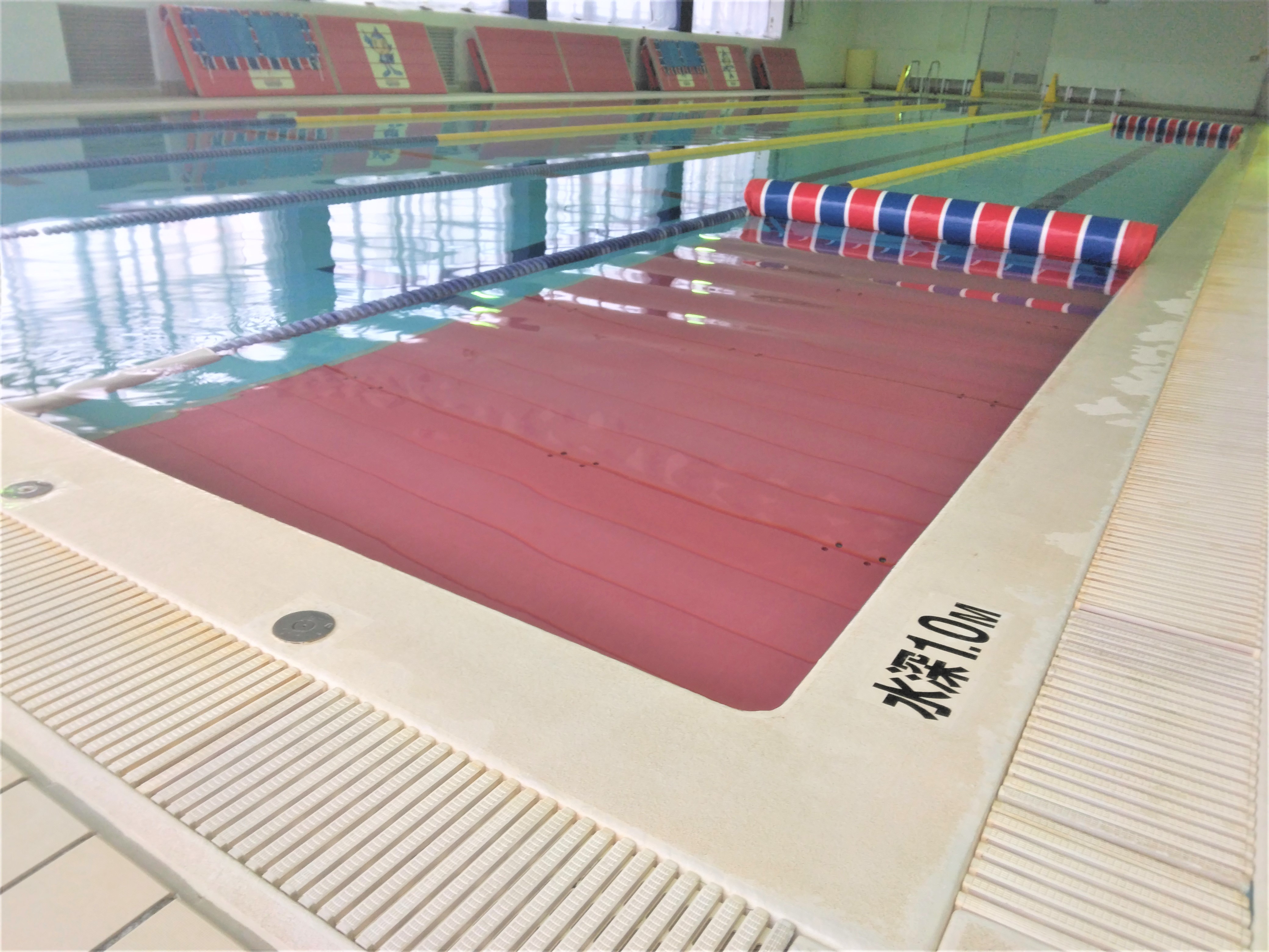 [Pool] Infant classes and water acclimation classes are held with a red platform and shallow water depth.