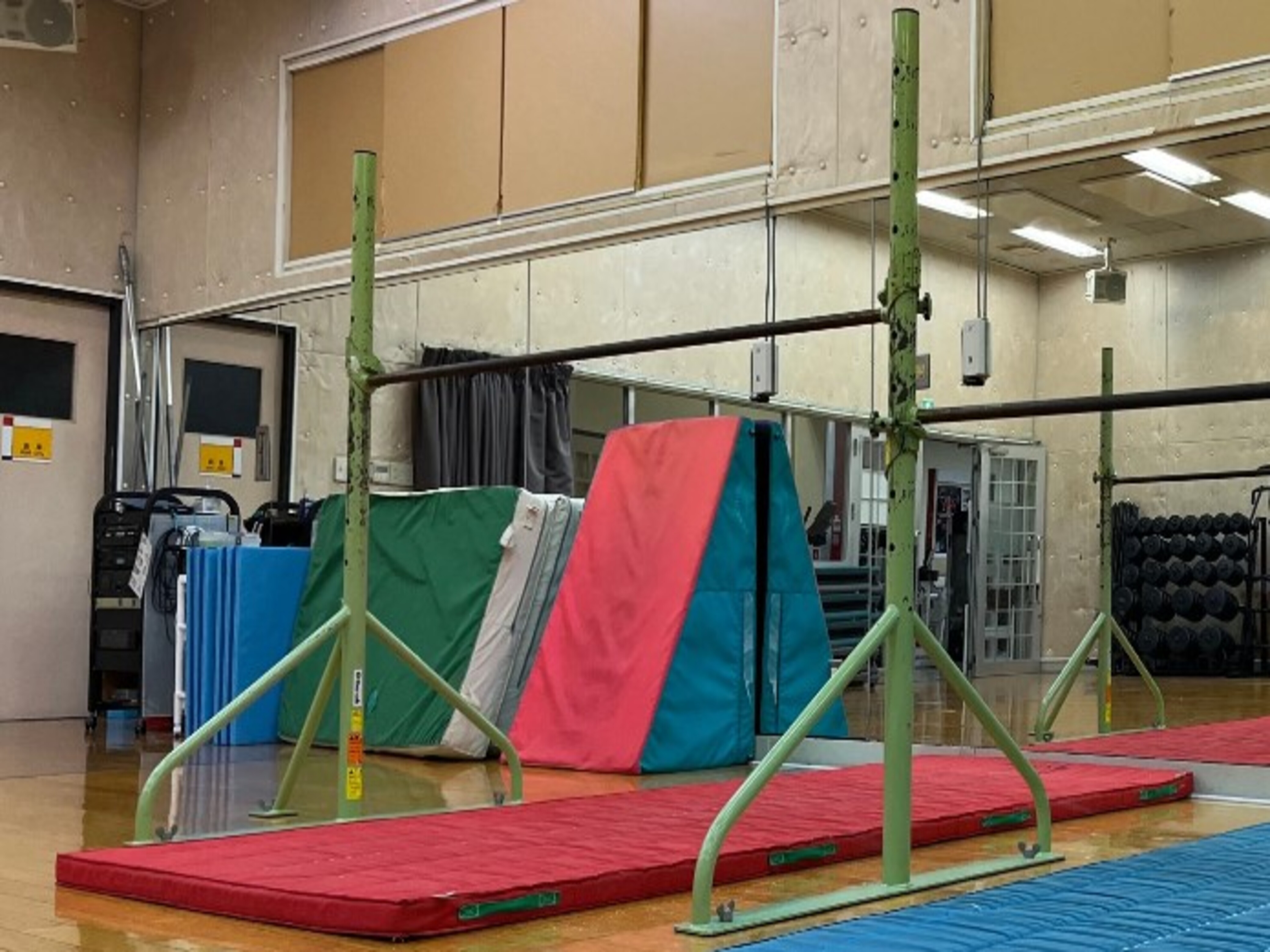 [Physical education school horizontal bar]